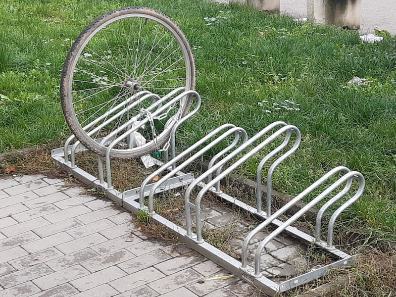 nevhodný stojan na kola - drátolam